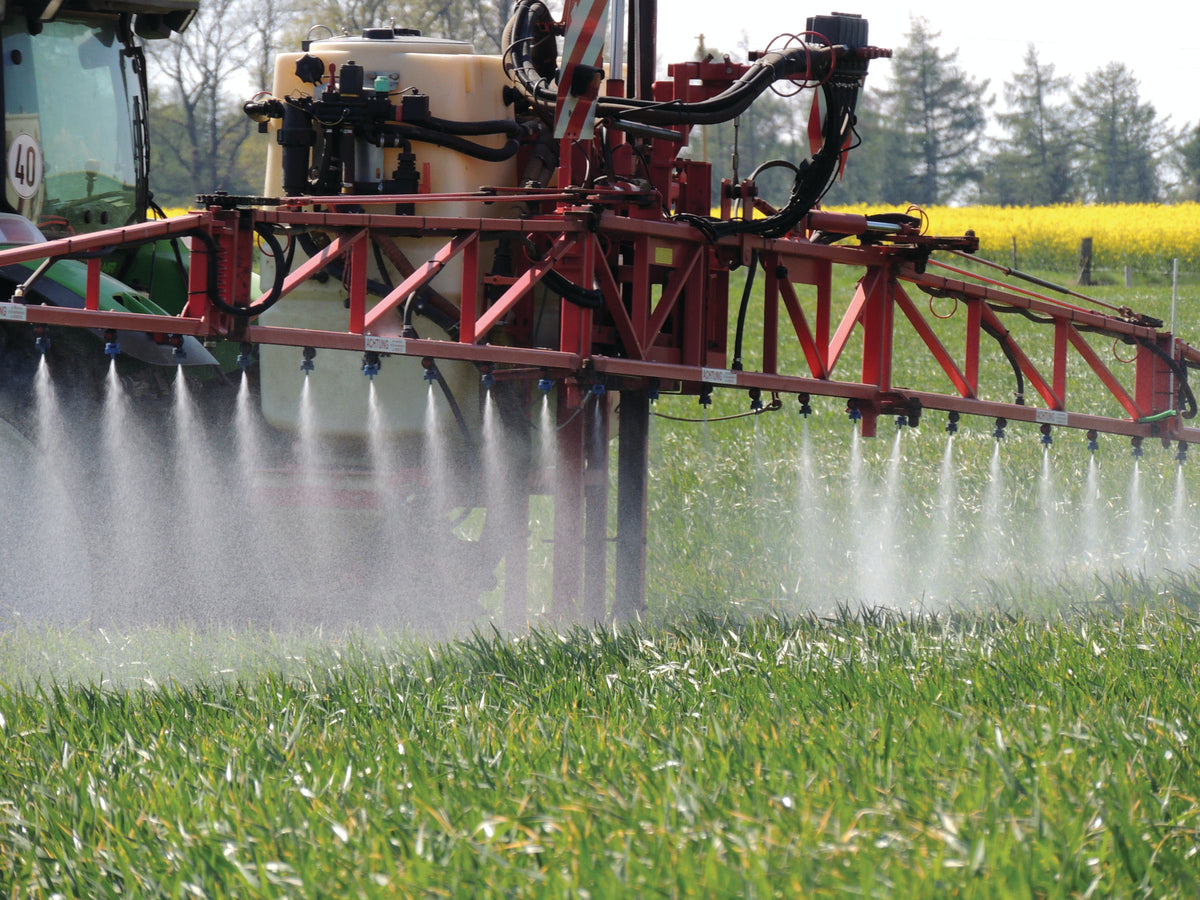 iStock-Spraying-477739304.jpg__PID:f60ba165-c455-45bb-966e-e93eda965ad2